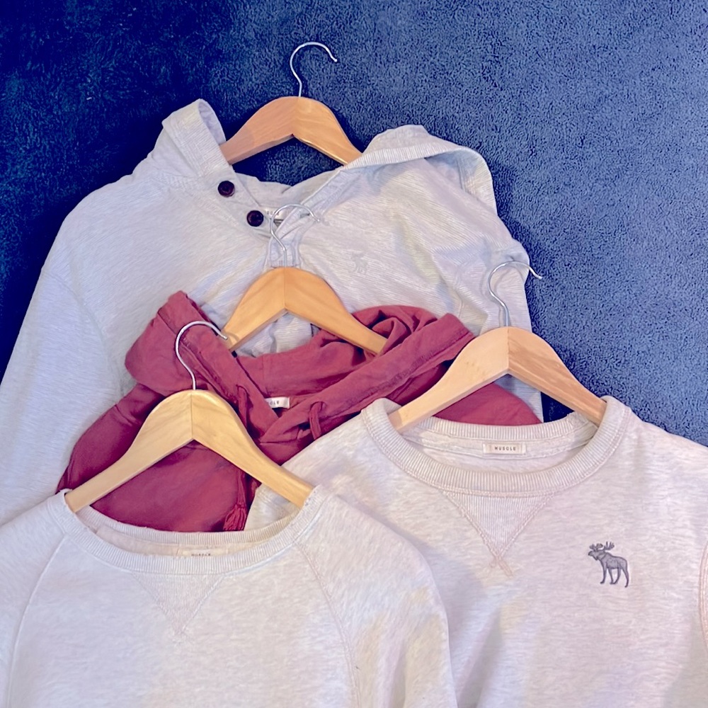 ABERCROMBIE & FITCH SWEATER SET W/FOUR WOODEN HANGERS.